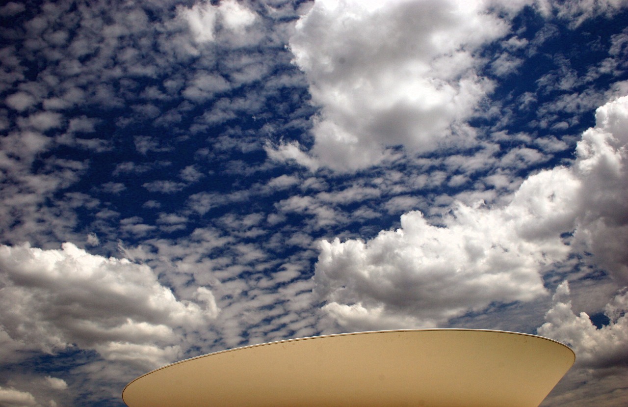 Foto da cúpula da Câmara dos Deputados, com as nuvens ao fundo, como se fosse uma chaleira fervendo