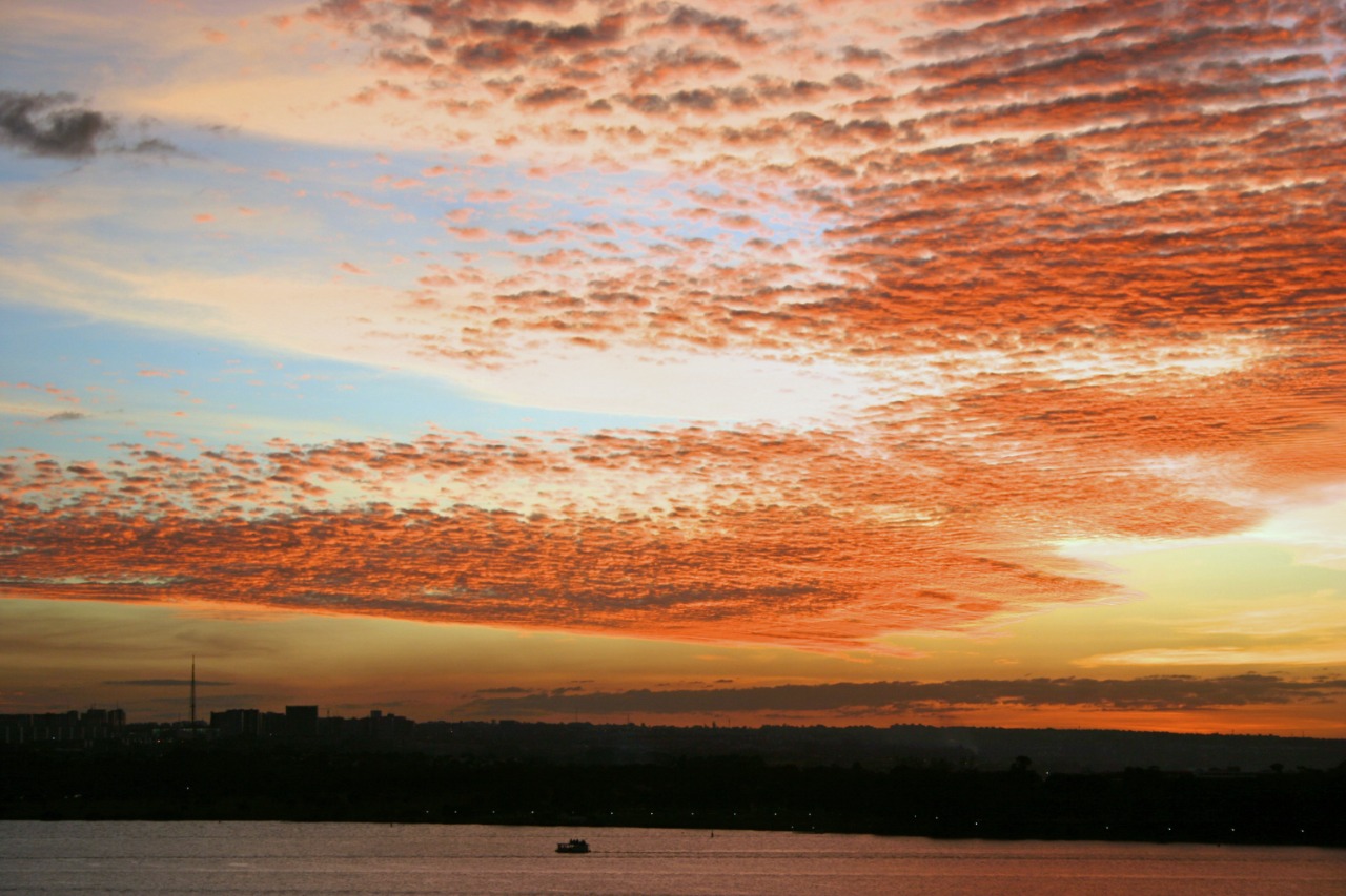 Foto do céu de Brasília no crepúsculo