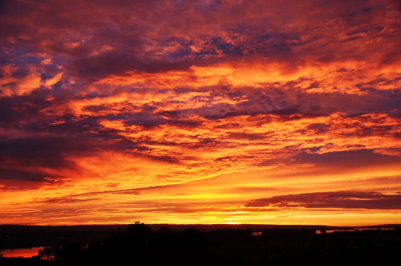 Foto de um crepusculo vermelho como fogo, em Brasília