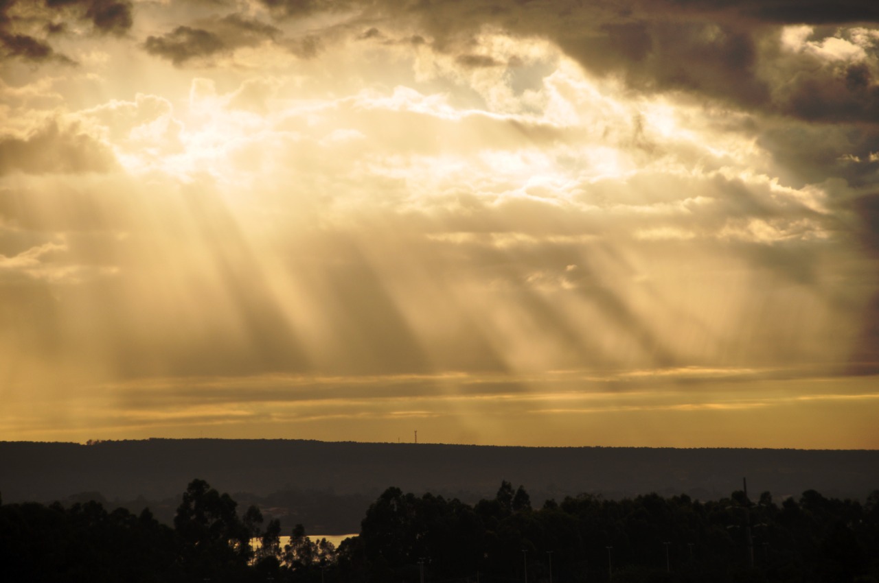 Luz do sol atravessando nuvens