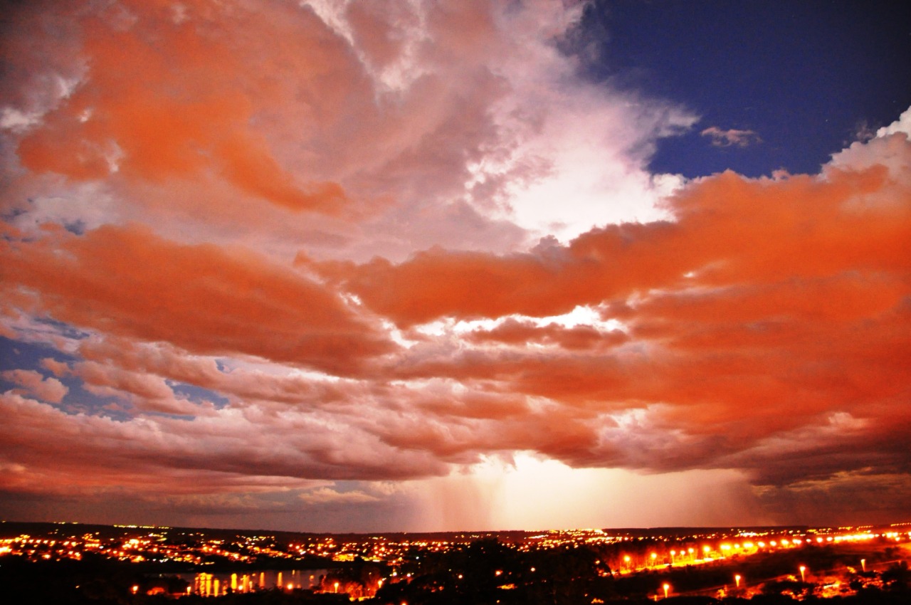 Um por-do-sol vermelho