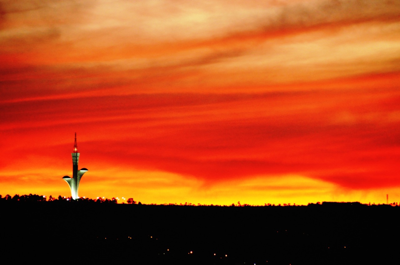 Foto da torre de TV de Brasília no crepúsculo